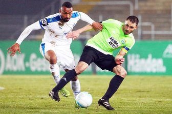 Herber Rückschlag: CFC geht im Regen von Lotte baden - CFC-Kapitän Kevin Conrad (rechts) schirmt den Ball vor Lottes Saliou Sané ab.