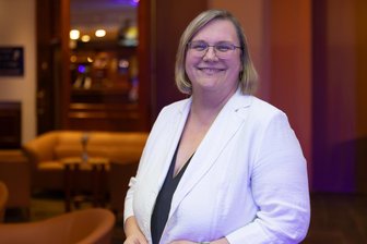 Herberge für Erwachsene im Erzgebirge stellt sich Prüfern - Regionaldirektorin Cindy Beck freut sich, dass das Best Western Ahorn-Hotel den Vier-Sterne-Status verteidigt hat.