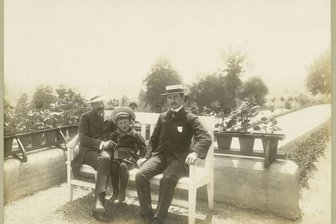 Herbert Esche – Der Mann, der die Villa Esche in Chemnitz bauen ließ und sein Leben der Industrie und Kultur widmete - Herbert Esche (rechts) mit Henry van de Velde und seinem Sohn Hans Herbert neben der Villa. Das Foto wurde um 1906 aufgenommen.