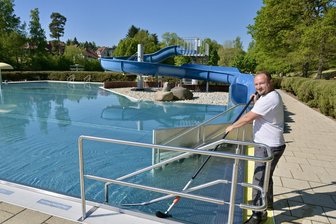 Herbertbad in Wilkau-Haßlau: Zweiter Schwimmmeister macht Schließtage überflüssig - Neben Kay Kleinhanns-Sönnichsen wird es ab Juli einen zweiten Schwimmmeister geben.