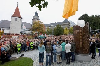 "Herbst '89": CDU-Fraktionen aus Plauen, Leipzig und Dresden bei Unesco-Welterbe-Antrag einig - Wo die Erinnerung an die Friedliche Revolution 1989 lebt: Zur Enthüllung des von Peter Luban geschaffenen Bronze-Denkmals in Plauen am 7. Oktober 2010 waren mehr als 2500 Menschen geströmt. 