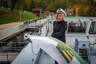 Herbst an der Talsperre Kriebstein: Historische Personenfähre und Halloweenrundfahren - 
