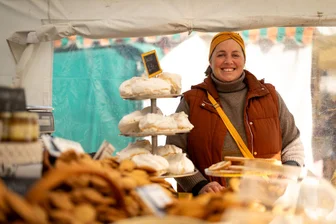Herbst- und Bauernmarkt im Erzgebirge lockt zum Einheitstag unzählige Gäste - Nathalie Franck aus der Bretagne am Stand ihrer Mutter. Sie hatten die weiteste Anreise und freuen sich, dass ihre Kekse so gut ankommen.