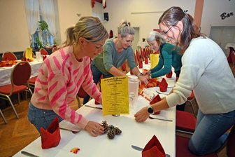 Herbstball in Siebenlehn: Jung und Alt wirbeln übers Parkett des Schwarzen Rosses - Doreen, Steffi, Theresa und Katja v.l. gehören zu den Organisatorinnen des Vereinsballs.