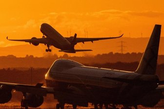 Herbstferien: Die Westsachsen zieht es in den warmen Süden - Um vor dem Winter noch einmal Sonne zu tanken und im Meer zu baden, steigen in den Herbstferien Familien gerne in den Flieger. 