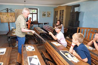 Herbstferien im Schloss Blankenhain: Interaktive Erlebnisse für die ganze Familie - In der Dorfschule erfahren Ferienkinder, wie der Schulalltag vor mehr als 100 Jahren aussah.