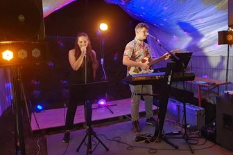 Herbstfest auf dem Planitzer Markt: Was die Besucher erwartet - Die Partyband La Banda mit Celine Pechmann und Max Michael spielt am Samstagabend im Festzelt beim Planitzer Herbstfest.