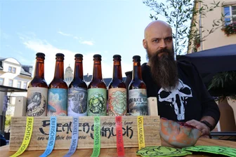 Herbstfest im Erzgebirge vereint Wein mit Bier – kann das gutgehen? - Sechs verschiedene Sorten Bier hatte Tom Viehweger zum Herbstfest in Zschopau mit dabei.
