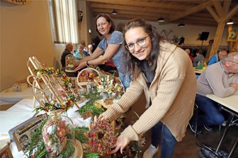 Herbstfest in Clausnitz: Kartoffeln, Sauerkraut und Roster vom Grill - Machen aus dem Herbst bunte Dekorationen: Arlette Leitert (r.) und Linda Simon aus Colditz.