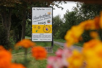Herbstfest in Niederschindmaas: Drei Vereine stellen buntes Programm im Mühlenhof zusammen - Direkt am Radweg wird für das Herbstfest die Werbetrommel gerührt.