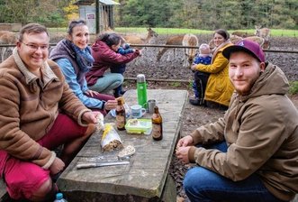 Herbstfreuden: Wohin mit den Kastanien? - Das Damwildgehege an der Mondscheinmühle in Breitenau ist beliebt, auch bei den Familien Neumann aus Marbach und Rothe aus Pockau. 