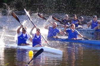 Herbstregatta des Kanusportvereins Flöha: Zieleinläufe im Drei-Minuten-Takt - Volles Haus auf der Zschopau: 350 Aktive aus 16 Vereinen paddelten bei der traditionellen Herbstregatta des KSV Flöha um die Medaillen.