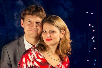Herbstsalon in Seelitz: Es wird frivol - Holger Miersch am Pianola und Kathy Leen als Darstellerin auf der Bühne des Herbstsalons in Seelitz.