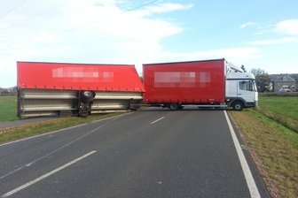 Auf der Pfaffenhainer Länge kippte der Hänger dieses Lasters um.