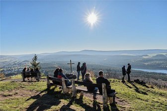 Herbsttemperaturen: Folgt auf den Rekord-Oktober ein Rekord-November? - Von wegen grau und trist: So schön kann der November sein. Der 898 Meter hohe Bärenstein ist nicht nur bei Erzgebirgern ein beliebtes Wanderziel. Am Sonntag konnten die Ausflügler sogar die Sonne in vollen Zügen genießen. 