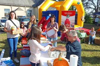 Herbstzauber vor Turnhalle -