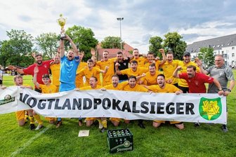 Herkulesaufgaben für die Kleinen - Das Team des VfB Schöneck reckte am 25. Juni auf dem Wacker-Sportplatz in Plauen den Vogtlandpokal in die Höhe. Der Vogtlandliga-Meister hatte das Endspiel gegen den VfB Auerbach II mit 1:0 gewonnen. Jeremy Stiev Glaß traf vor 1040 Zuschauern bereits in der 4. Spielminute.