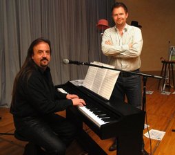 Herkuleskeule entzündet kabarettistisches Feuerwerk - 
              <p class="artikelinhalt">Pianist Jochen Kilian und Kabarettist Michael Frowin von der Dresdner Herkuleskeule hatten Samstagabend im Oederaner Bürgersaal die Lacher auf ihrer Seite. </p>
            