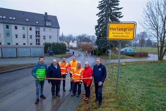 Herlasgrün: Straßen-Problem auf 160 Meter Länge gelöst - Die Christgrüner Straße in Herlasgrün ist seit Donnerstagnachmittag wieder für den Verkehr freigegeben. Seit Mitte Oktober war sie für den Fahrzeugverkehr voll gesperrt. Mehrere Beteiligte arbeiteten Hand in Hand - und ernteten viel Lob dafür. Das gaben sie prompt an die Anwohner zurück.