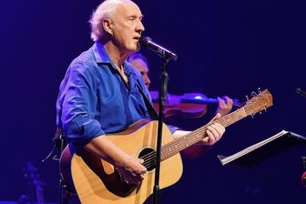 Herman van Veen gibt berührendes Konzert in Bad Elster - Herman van Veen in Bad Elster: "Ich bin heute der glücklichste Mensch. Ich bin keine 20 mehr, aber alles funktioniert noch."