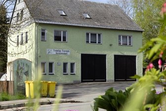 Hermannsdorf kommt modernem Depot großes Stück näher - Das Depot in Hermannsdorf entspricht den Anforderungen an ein zeitgemäßes Feuerwehrgerätehaus nicht mehr. Das Gebäude soll dem Ort aber erhalten bleiben. Gewünscht sind ein Um- und ein Anbau. 