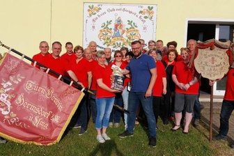 Hermsdorfer blicken auf lange Historie zurück - Am Freitagabend besuchte KSB-Geschäftsführer Benjamin Kahlert (v. r.) den TV Hermsdorf und die Helfer des Festes zum 125-jährigen Geburtstag. Vereinschefin Eve Schreiber (v. l.) freute sich über ein kleines Präsent.