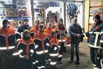 Hermsdorfer Feuerwehrverein unterstützt Jugend - Vereinschef Stefan Ulbricht (M.) übergibt dem Geringswalder Jugendwart Nico Rehn eine Spende des Hermsdorfer Feuerwehrvereins. 