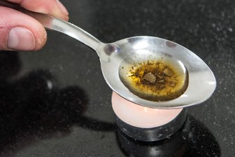 Heroin-Dealer in Chemnitz vor Gericht: Von „Kommissar Zufall“ und 5000 Euro Tagesverdienst - Heroin in Form von solchen braunen Kügelchen hatte der Mann an der Brückenstraße dabei.