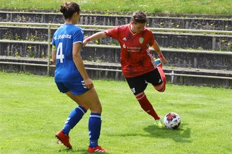 Herolder Fußballerinen marschieren weiter durch die Landesklasse - Kathrin Stiehl (r.) - hier in einer früheren Partie - erzielte für den ESV in Ebersbrunn die Führung.