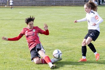 Herolder Fußballerinnen bleiben in Lauerstellung - Cindy Hengst, die hier in einer früheren Partie Marienbergs Laura Fischer den Ball abluchst, erzielte den goldenen Treffer in Aue.