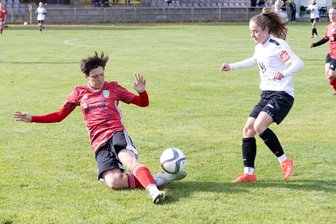 Herolder Fußballerinnen sind zurück in der Erfolgsspur - Cindy Hengst (l.) überzeugte beim 9:0 der Herolderinnen gegen Marienberg (mit Laura Fischer) nicht nur defensiv. Sie setzte den Schlusspunkt beim Kantersieg.