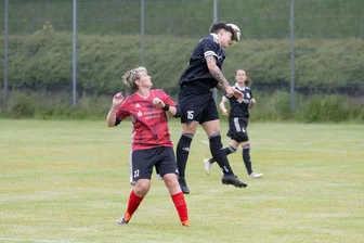 Herolder Fußballerinnen stehen nach Abstieg vor einem Umbruch - Andrea Neubert (l., hier gegen Leipzigs Stefanie Ohme) erzielte das vorerst letzte Landesliga-Tor für den ESV Eintracht Thum-Herold.