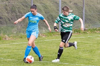 Herolder Fußballerinnen unterliegen erneut und stürzen auf den letzten Platz - Vanessa Krohn (r.), hier in einer früheren Partie gegen Marienbergs Lilly Jendroßeck, erzielte den zwischenzeitlichen Ausgleich für die Herolderinnen.