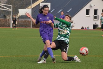 Herolder Fußballerinnen verlieren Spiel und ihre Torhüterin - Erwartungsgemäß hatten Vanessa Krohn (r.) und die Herolder Fußballerinnen gegen den FC Erzgebirge (mit Sophie Organiska) viel Defensivarbeit zu verrichten.