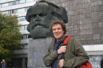 „Herr Bauer, machen Sie das zuhause auch so?“: Was ein West-Tourist 1984 in Karl-Marx-Stadt erlebte - Die große Lust am Osten: Meinrad Bauer ist zu Zeiten des Kalten Krieges oft in die DDR gereist. Als Westdeutscher wollte er wissen, wie die Menschen hinter der Mauer leben und was sie denken.