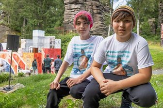 "Herr der Diebe" an den Greifensteinen: Nachwuchsmimen tauschen Schulbank gegen Freilichtbühne - Quentin Seiler aus Marienberg (links) und Tim Blutner aus Auerbach spielen in dem Jugendstück "Herr der Diebe" auf der Freilichtbühne an den Greifensteinen abwechselnd den Bonifazius, "Bo" genannt.