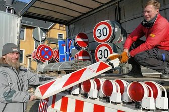 "Herr der Schilder" übernimmt rund um Zschopau die Kontrolle - Kurz bevor die Verkehrsschilder und Sicherheitsbaken vom Zschopauer Bauhof abgeholt wurden, hat sie Heiko Martin (links) zusammen mit Christoph Seifert sortiert und den verschiedenen Orten zugeteilt. 