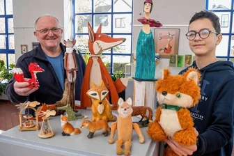 Herr Fuchs aus Pockau sammelt Füchse aus aller Welt - Tim, ein Enkel von Gunter Fuchs, hat kräftig mitgeholfen, die Ausstellung bei den Stadtwerken in Olbernhau aufzubauen. 