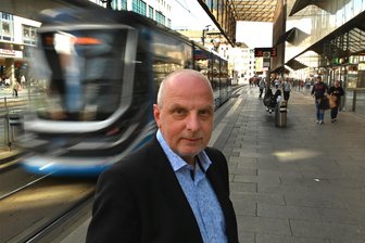 Herr Müller, wird das Deutschlandticket nächstes Jahr wirklich über 30 Prozent teurer? - Detlef Müller an der Zentralhaltestelle in Chemnitz. Der SPD-Politiker und gelernte Lokführer ist Verkehrsexperte im Bundestag.