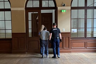 „Herr Richter, danke für Ihr Vertrauen“: Warum der Ellefelder Schmuckräuber eher aus dem Gefängnis kommt - Der 33-jährige Ungar, der 2024 den Schmuck eines Juwelier-Ehepaars aus Ellefeld stahl, muss zurück in die Haft.