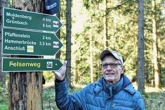 Herr über 500 Kilometer Wanderwege im oberen Vogtland - Für seine jahrelange ehrenamtliche Arbeit als Wegewart wurde Wolfgang Zeißig von der Gemeinde Muldenhammer und der Sparkasse Vogtland mit dem Bürgerpreis 2022 ausgezeichnet. 