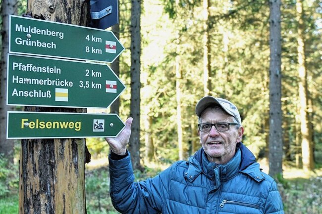 Herr über 500 Kilometer Wanderwege im oberen Vogtland - Für seine jahrelange ehrenamtliche Arbeit als Wegewart wurde Wolfgang Zeißig von der Gemeinde Muldenhammer und der Sparkasse Vogtland mit dem Bürgerpreis 2022 ausgezeichnet. 
