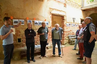 Herrenhäuser im Vogtland wollen ihre Kräfte bündeln - Matthias Melitzki (links) hat die Besucher der ersten Ideenwerkstatt durch das Herrenhaus Liebau geführt.