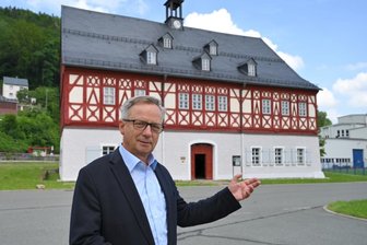 Herrenhaus Auerhammer zeigt schon mal seine äußere Schönheit - Matthias Gläser, Vorsitzender des Fördervereins Herrenhaus Auerhammer, vor dem Herrenhaus Auerhammer.