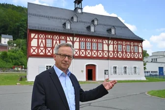Herrenhaus Auerhammer zeigt schon mal seine äußere Schönheit - Matthias Gläser, Vorsitzender des Fördervereins Herrenhaus Auerhammer, vor dem Herrenhaus Auerhammer.