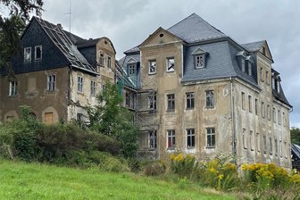 Herrenhaus des ehemaligen Pfeilhammers Pöhla: Fördermittel helfen bei weiterer Dachsanierung - Das Herrenhaus (rechts) des ehemaligen Pfeilhammers Pöhla. Das Damenhaus links gehört ebenfalls zum Komplex.