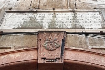 Herrenhaus Pfeilhammer Pöhla: Sanierung ist Mammutprojekt für Eigentümer aus den Niederlanden - Das Herrenhaus des Pfeilhammers in Pöhla wurde nach einem Brand vor rund 220 Jahren auf den Grundmauern des Vorgängerbaus neu errichtet. Daran erinnert eine Schrifttafel an der Fassade. Der Schlussstein über dem Eingang zeigt das Wappen und die Initialen des Hammerherren Carl Heinrich von Elterlein sowie die Jahreszahl 1804.