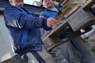 Herrenhaus-Sicherung geht weiter - Silvio Konrad und Frank Keilig von der Firma Ehrenfels sichern die Kellerdecke über dem 1428 erstmals in der Geschichtsschreibung erwähnten Gewölbekellers des Kleingeraer Herrenhauses. Auch die nach außen sichtbare Natursteinmauer wird saniert. 