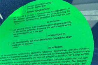 Herrenlose Autos in Freiberg: Grüner Punkt droht saftige Geldstrafe an - Diesen Aufkleber bekam ein älterer Mittelklassewagen ohne Kfz-Kennzeichen, der noch am 1. März auf dem Parkplatz an der Ehernen Schlange in Freiberg abgestellt war. Inzwischen wurde das Auto entfernt.
