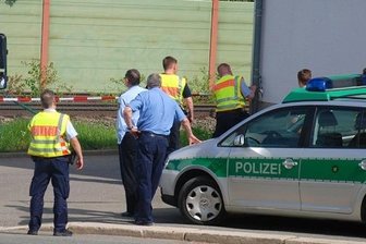 Herrenloser Koffer löst Großeinsatz aus - 30 Beamte der Bundespolizei und der Polizeidirektion Zwickau riegelten die Straßen rings um den Fundort in Netzschkau ab.